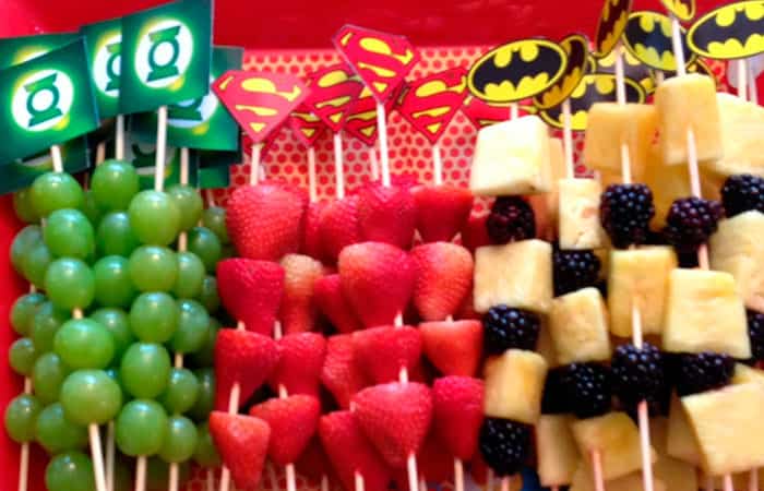 cumpleanos-de-superheroes-brochetas-de-frutas Cumpleaños de superhéroes, brochetas de frutas