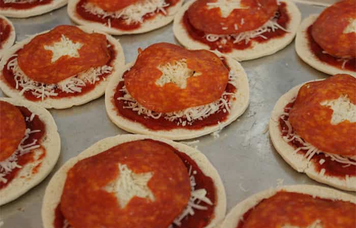 cumpleanos-de-superheroes-disfraces-mini-pizzas-capitan-america Cumpleaños de superhéroes, mini pizzas de Capitán America