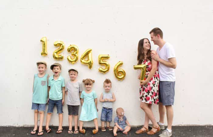 La familia numerosa crece Familia numerosa con globos con de números