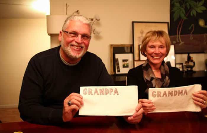 grandparents escrito en servilletas de papel Los abuelos reciben la noticia