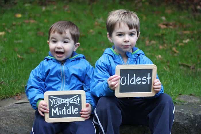 Fotos de los hermanos del bebé que llega Fotos de los hermanos con pizarrita
