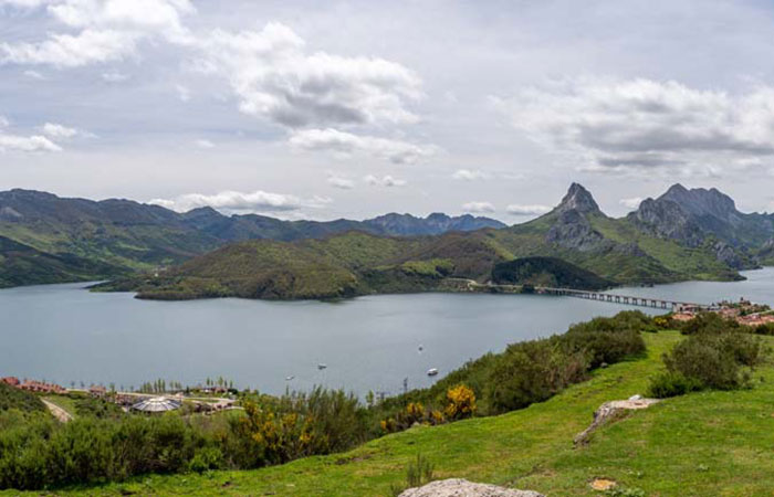 El embalse de Riaño, un bonito lugar para montar en catamarán Amplia vista del embalse de Riaño. Navegar en agua dulce