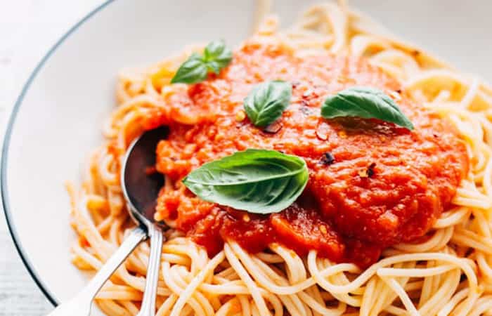espaguetis-con-salsa-de-tomate-casera Salsas para pasta: salsa de tomate casera con albahaca, en plato de espaguetis