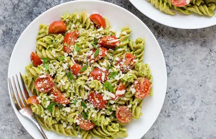 Plato de espirales con pesto de aguacate y tomates cherry Pesto de aguacate con espirales