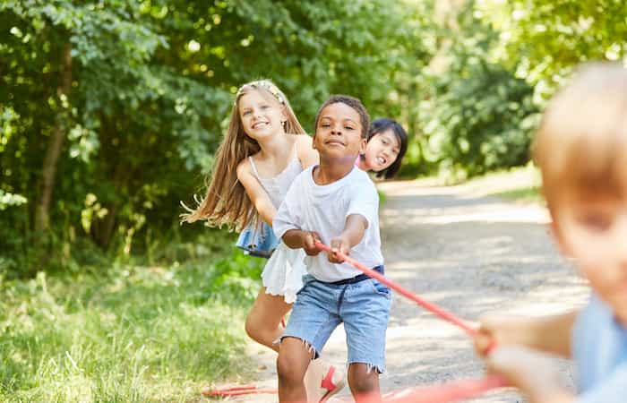 Niños jugando al aire libre