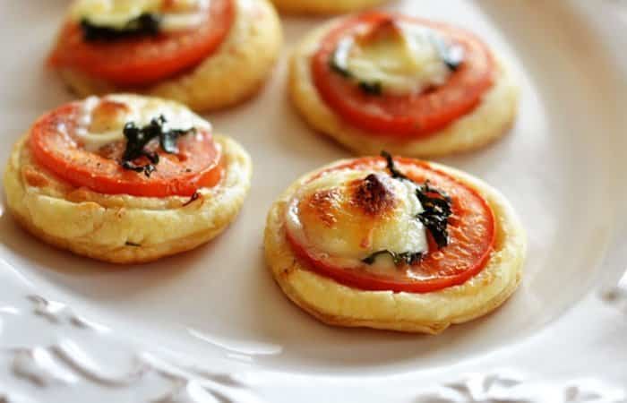 tartaletas de tomate y mozzarella Aperitivos para fiestas. tartaletas de tomate y mozzarella