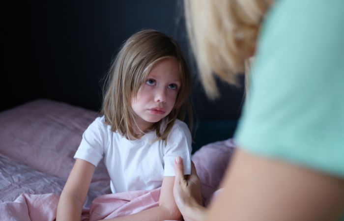 Tu hija se volverá a dormir si la ayudas a calmarse después de la pesadilla terrores nocturnos y pesadillas que hacer y como prevenir