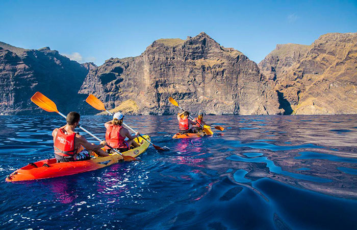 remando en kayak por el acantilado de los Gigantes, en Tenerife Kayak en la costa española: en el acantilado de Los Gigantes, en Tenerife