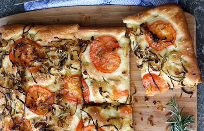 cocina-italiana-focaccia-de-tomate-cebolla-y-romero Cocina italiana, focaccia de tomate, cebolla y romero
