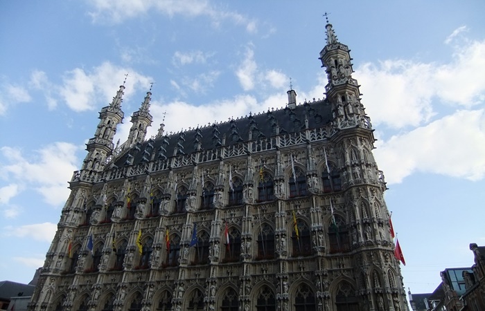 El Ayuntamiento de Lovaina, con sus tres pisos, es espectacular Flandes: Lovaina