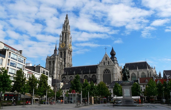 La catedral de Nuestra Señora, uno de los edificios más impresionantes de Amberes Amberes, Bélgica. Plaza y catedral de Nuestra Señora
