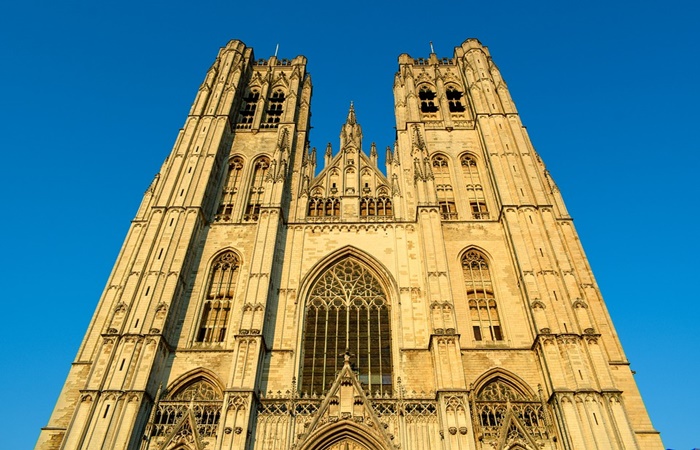 Catedral de San Miguel y Santa Gúdula, Bruselas Bruselas, Bélgica. Catedral de San Miguel y Santa Gúdula, Bruselas vista desde abajo