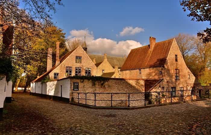 Begijnhof, Brujas imprescindibles de brujas y de la costa belga