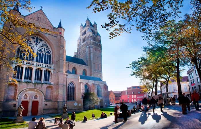 Catedral de San Salvador, Brujas imprescindibles de brujas y de la costa belga