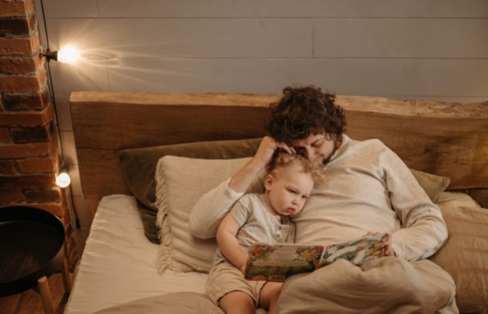 Buscar alternativas para dormir al bebé a la hora de dejar el chupete Dejar el chupete: leer un cuento y acompañar al bebé
