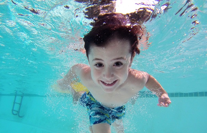 Con la natación se ejercitan muchos músculos del cuerpo Natación, un deporte muy completo a nivel físico