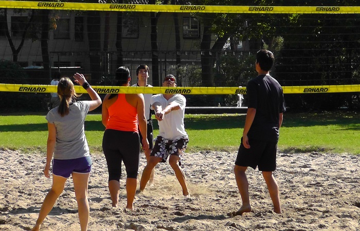 Socialización mediante la práctica de voley-playa Vóley-playa, un deporte ideal para socializar