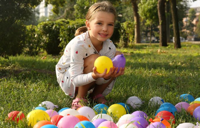 juegos de niños: lanzarse globos de agua Divertidos juegos de agua fresquitos para el verano: globos voladores