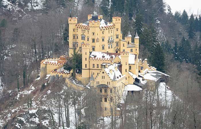 Castillo de Hohenschwangau, Baviera, Alemania en invierno, cubierto de nieve Castillo de Hohenschwangau, Baviera, Alemania