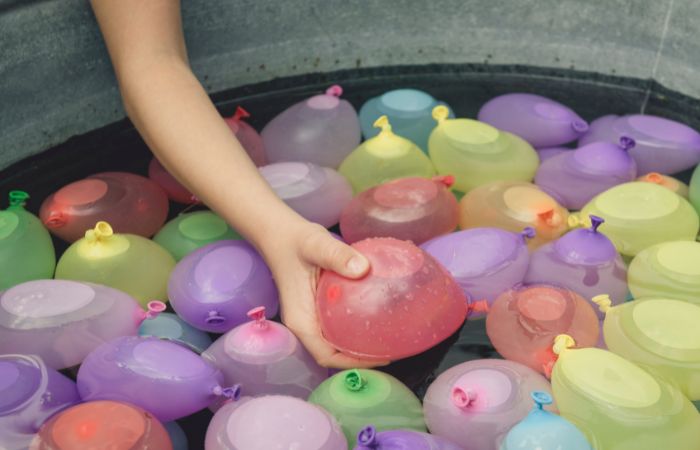 El pañuelo, un clásico versión con globos de agua Juego del pañuelo versión de verano con globos de agua