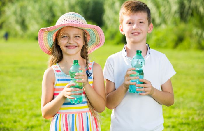 Botellas de agua de plástico para una carrera de relevos Juegos de agua fresquitos: carrera de relevos con botellas