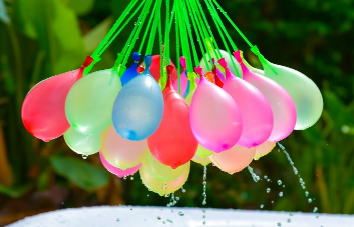 Piñata con globos de agua para jugar al aire libre juegos de agua fresquitos: piñata de verano con globos de agua