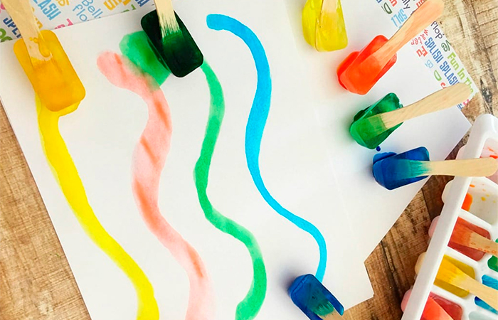 cubitos de hielo hechos con agua y témperas de colores para pintar Pintar con cubitos de hielo de témperas