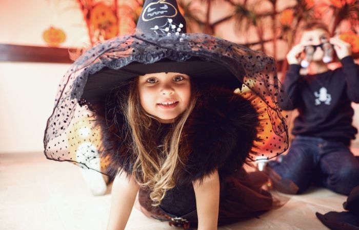 Prevención en los disfraces de Halloween Niña disfrazada de Halloween