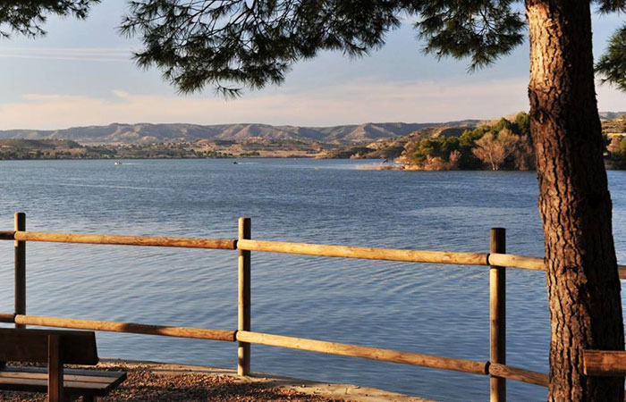 Embalse de Mequinenza, un lugar para navegar en agua dulce vista del embalse de Mequinenza. Navegar en agua dulce