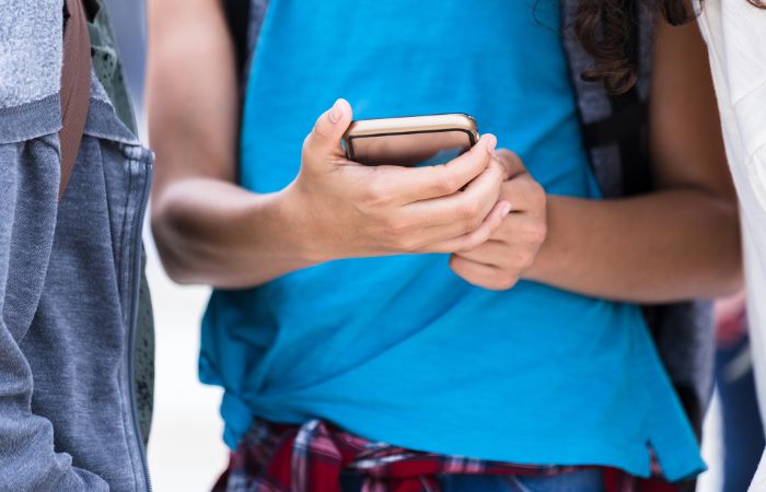 La ley permite que los padres espíen el móvil de sus hijos si hay delito contra el menor Espiar el móvil de tu hijo: lo que dice la ley