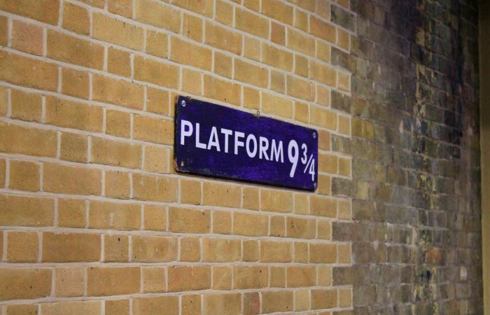 King's Cross te ofrece la posibilidad de visitar los andenes reales del Expreso Hogwarts lugares para visitar si eres fan de harry potter: king's cross
