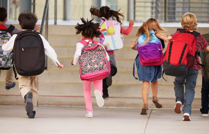 corriendo al colegio con la mochila La mochila no debe ir demasiado cargada