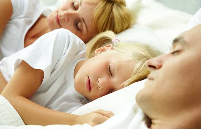 Cómo conseguir que los niños duerman en su cama
