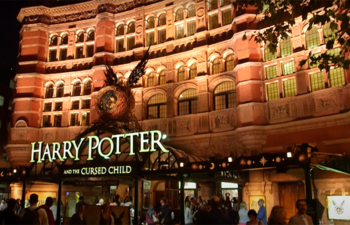 Fachada del Palace Theatre, de Londres con Harry Potter and the Cursed Child en cartel Curiosidades de Harry Potter y el legado maldito