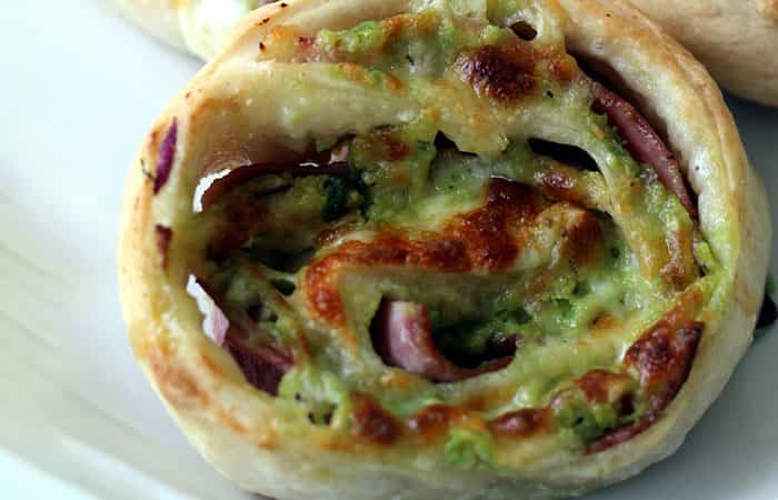 recetas-de-rollitos-salados-de-pizza-pechuga-de-pavo-y-aguacate Recetas de rollitos salados de pizza, pechuga de pavo y aguacate