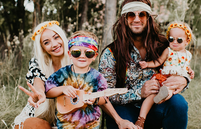 Idea de disfraces en familia para Halloween de hippies Disfraces en familia para Halloween de hippies