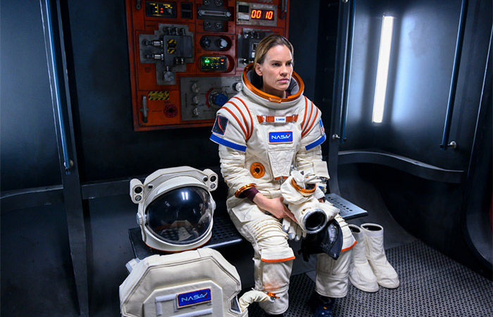 fotograma de Away Away series, pelis y documentales sobre el espacio