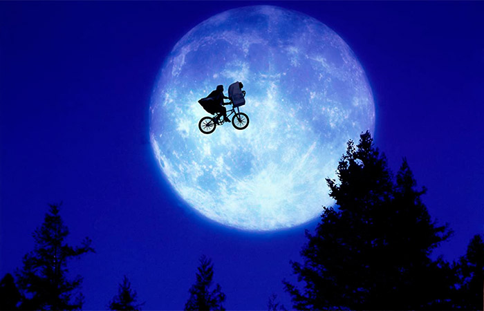 fotograma clásico de E.T., el extraterrestre Series, pelis y documentales sobre el espacio: E.T., el extraterrestre