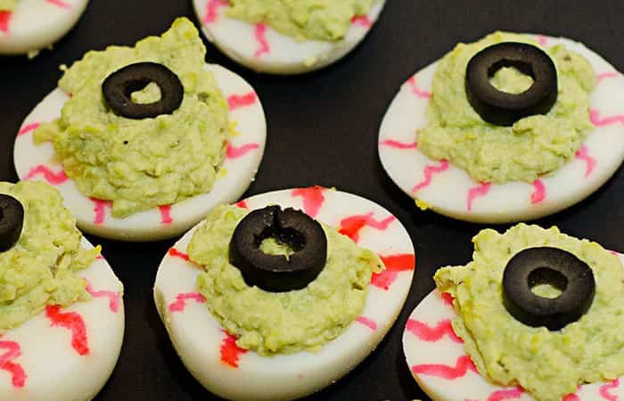 ojos-de-huevo-duro Recetas para Halloween: Ojos sangrientos de huevos rellenos