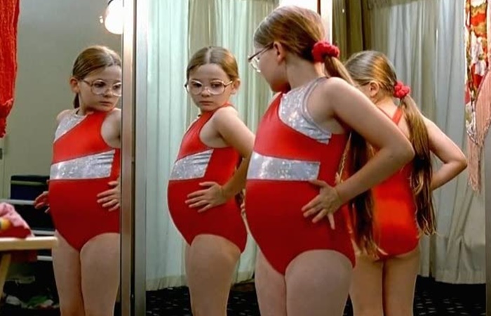 la protagonista de Pequeña Miss Sunshine se mira al espejo Pequeña Miss Sunshine