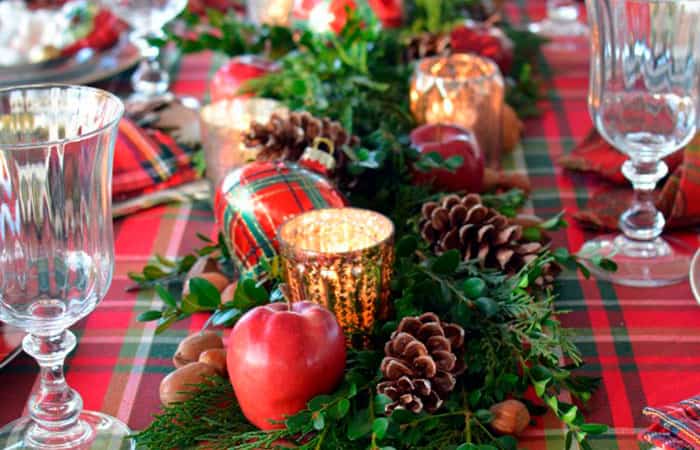 Decoración de la mesa de Navidad vegetal Decoración de la mesa de Navidad: camino verde