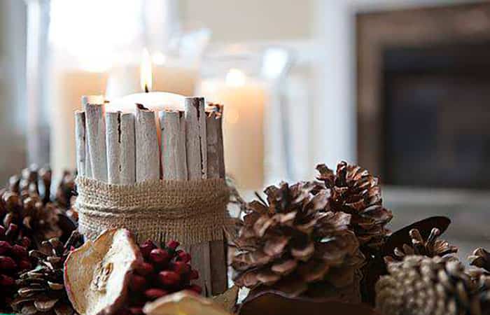 Decoración de la mesa de Navidad velas olorosas Decoración de la mesa de Navidad: velas con canela en rama