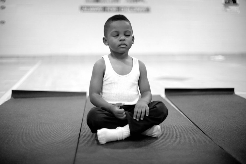 ¿Mejoramos la educación con más exigencia? Probablemente, no niño meditando