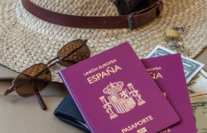 Tanto el DNI como el pasaporte son documentos imprescindibles para viajar dentro y fuera de la UE Cómo preparar la maleta de tu hijo