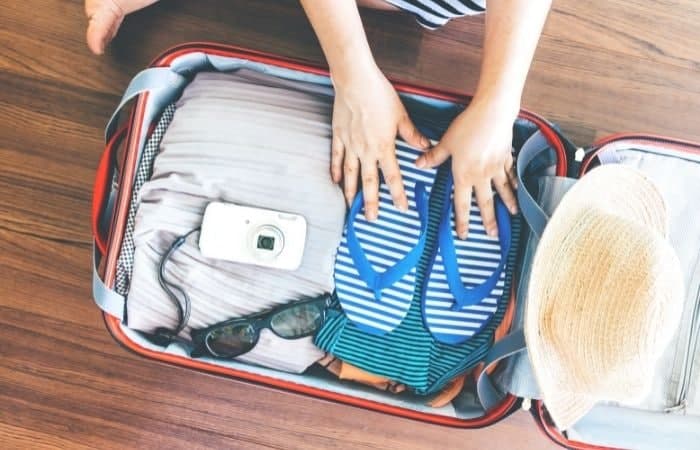 Lo más fácil es hacer una lista detallada de las cosas que no nos podemos olvidar Sencillos consejos para preparar la maleta de tu hijo