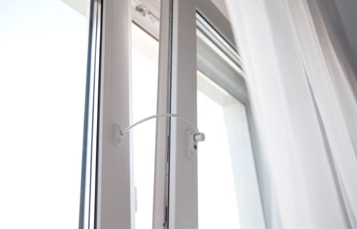 ventana con dispositivo que impide la apertura, prevención de caídas de niños Consejos de seguridad infantil en Navidad: dispositivos para que los niños no abran las ventanas