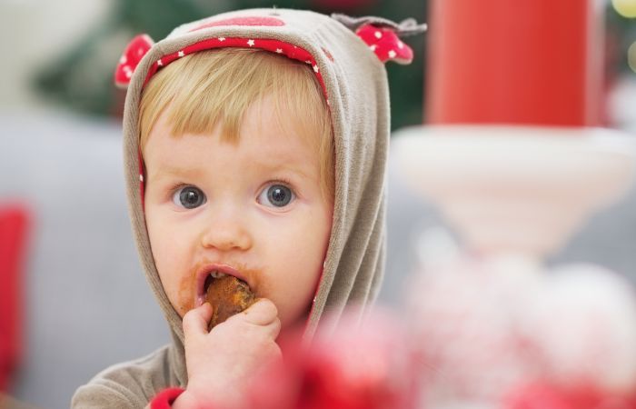 bebé con disfraz de reno Prevención con los disfraces navideños