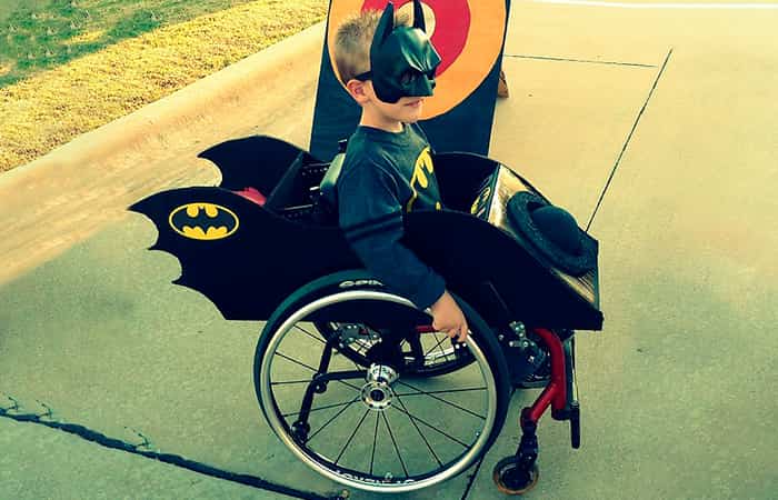 disfraces-para-ninos-sillas-de-ruedas-batman Disfraces para niños en silla de ruedas, Batman