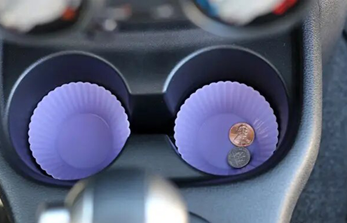 Usa moles de magdalenas para mantener ordenado el coche trucos caseros para padres: para el coche