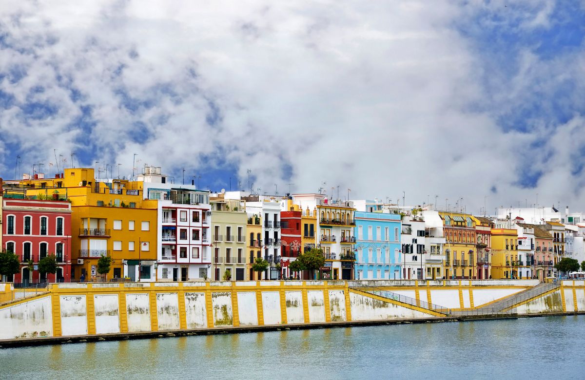 la sevillana calle Betis, llena de color Calle Betis